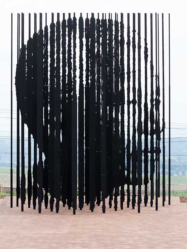 Mandela sculpture slots into focus at distance of 35 m